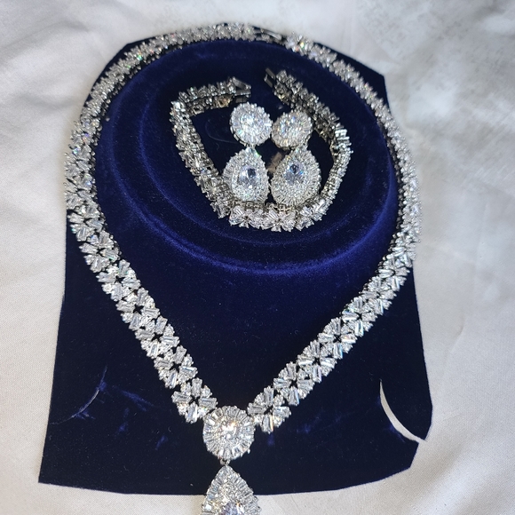 Silver necklace set - Picture 2 of 4